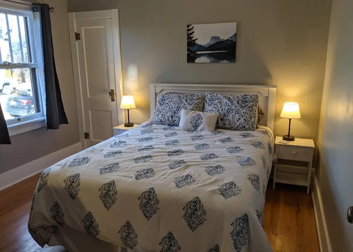 The Lewis House-Upper Level-A Peaceful Spot!